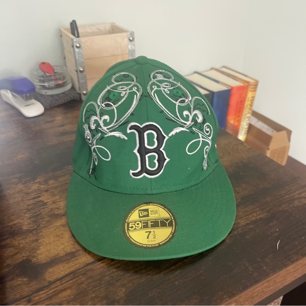 New Era 59Fifty Fitted 7 1/2 Green Boston Red Sox MLB Hap Cap. Used W Sticker